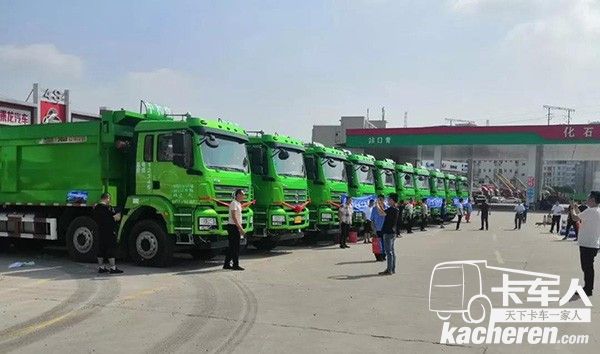 陜汽商用車軒德渣土車交付現場