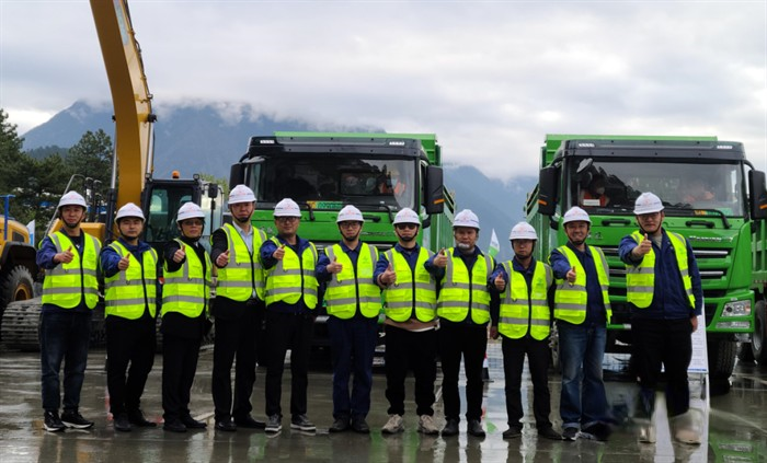 徐工純電動攪拌車、渣土車極限施工通關川藏鐵路高難關卡